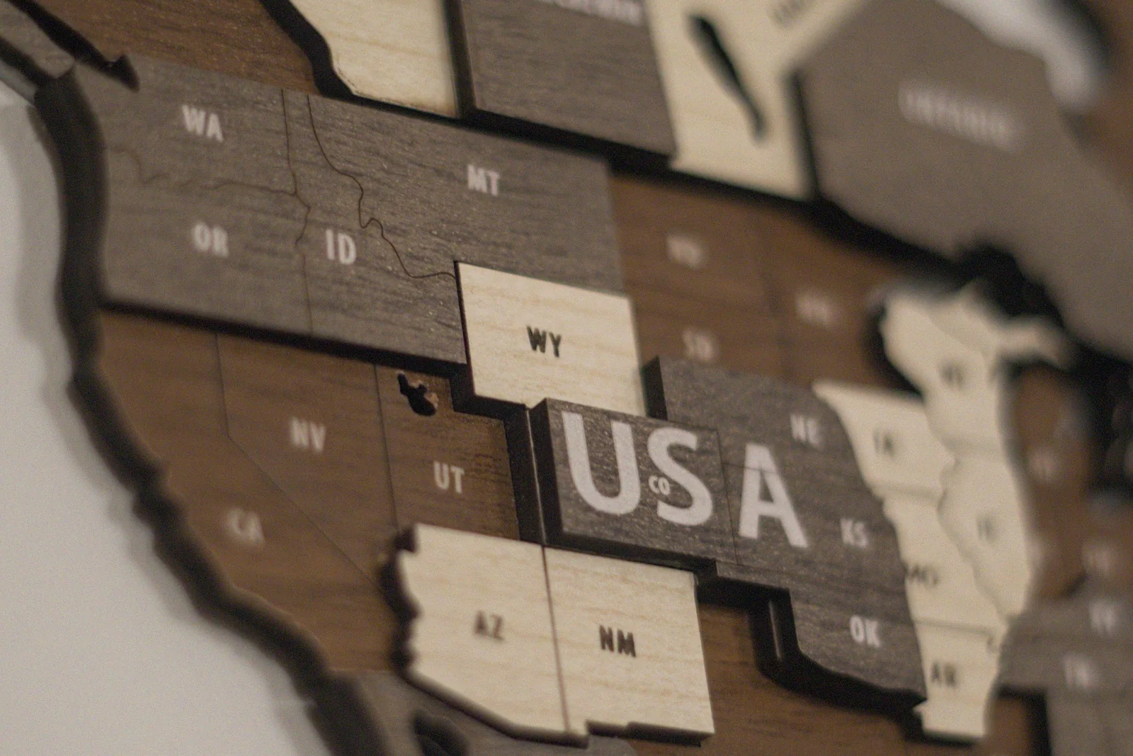 Wooden United States map illustrating an interstate custody dispute